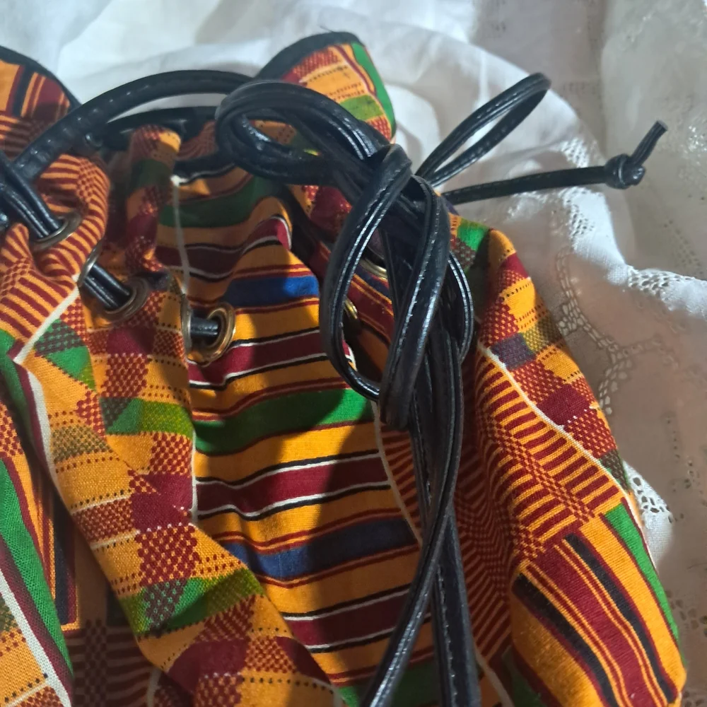 Kente-Pattern Drawstring Bucket Bag - Multicolor - Picture 3 of 5